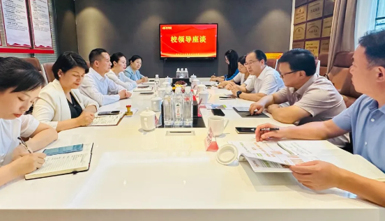 攜手共育英才！華逸府&湖南食品藥品職業(yè)學(xué)院校企合作簽約授牌儀式隆重舉行